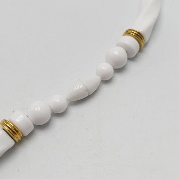 Vintage White Acrylic Gold Tone Beaded Twist Necklace With Twist Clasp 19 inch - Picture 4 of 5